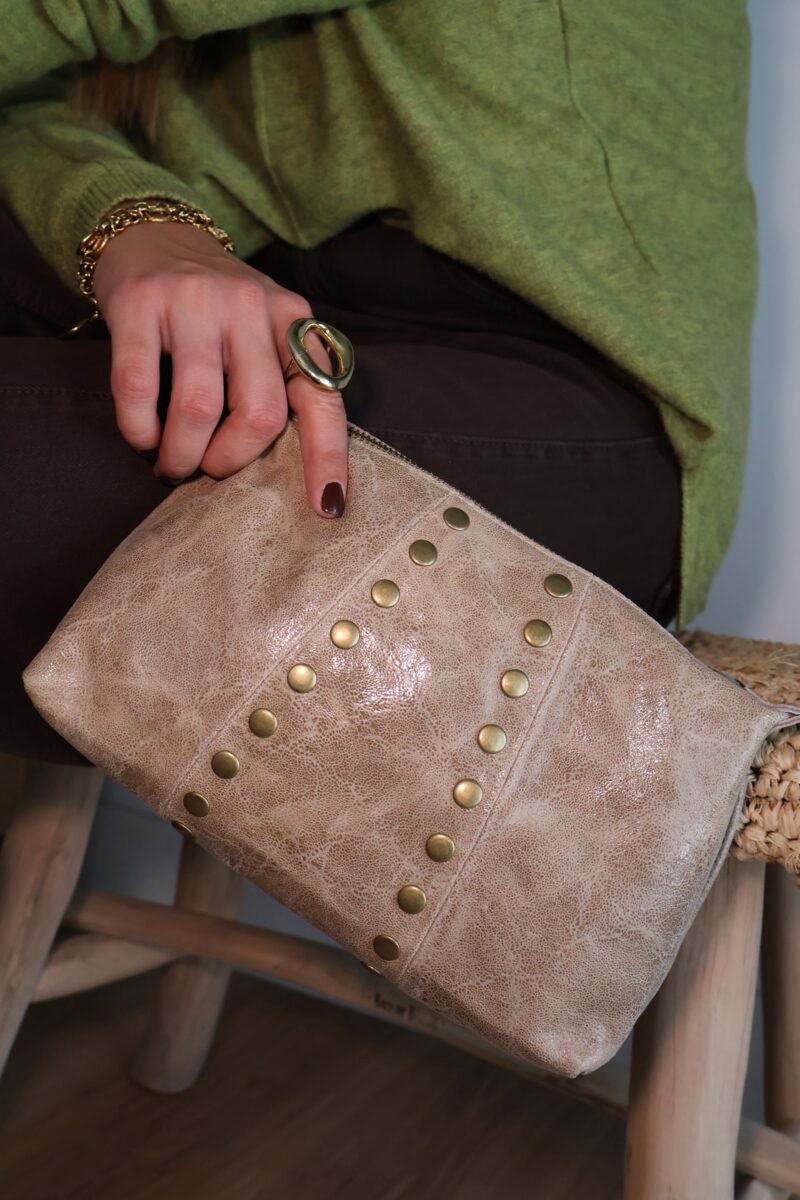 BOLSO PIEL TACHUELAS BEIGE