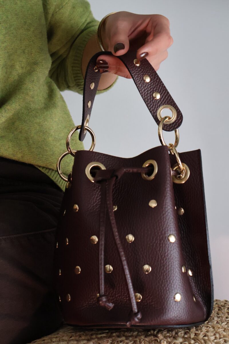 BOLSO BOMBONERA TACHUELAS MARRÓN